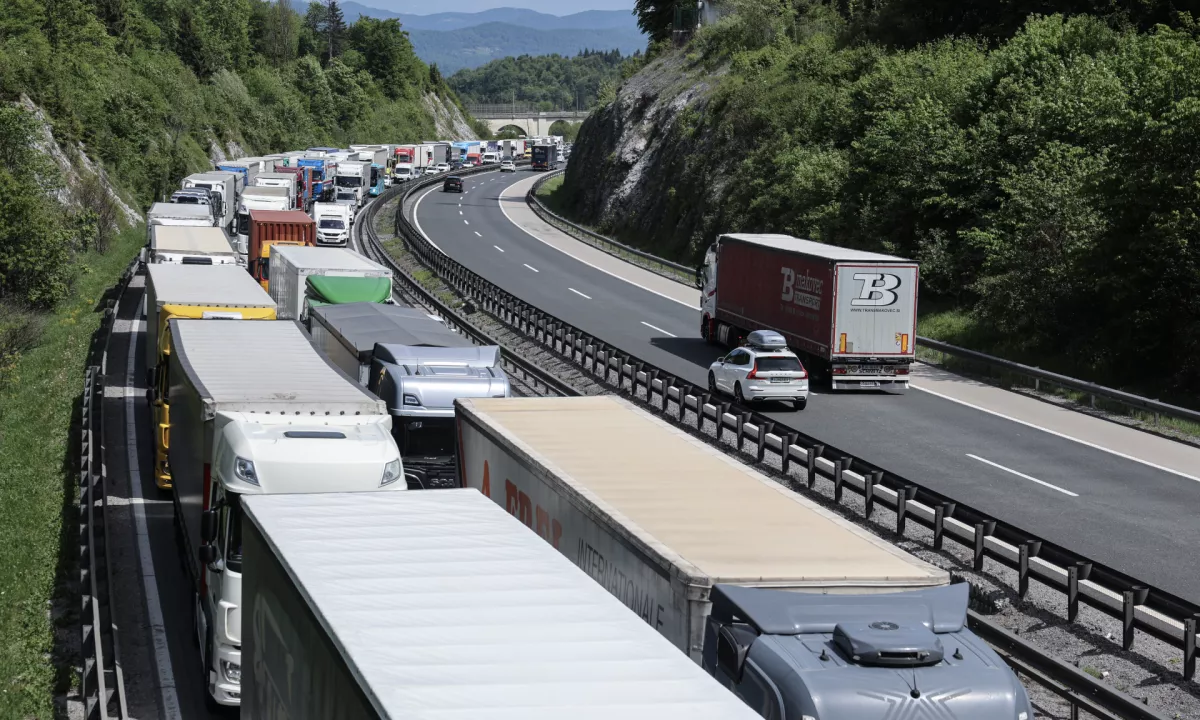 Medtem ko na devetih odsekih hkrati brnijo stroji, promet duši avtocestni križ.