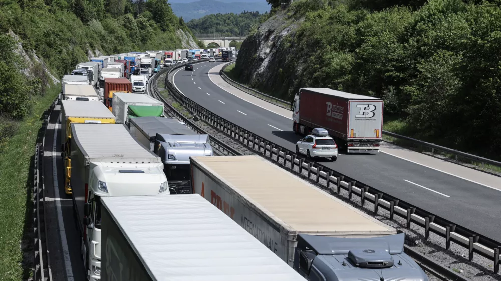- 04.05.2026 - zastoj na primorski avtocesti zaradi prometne nesreče//FOTO: Jaka Gasar