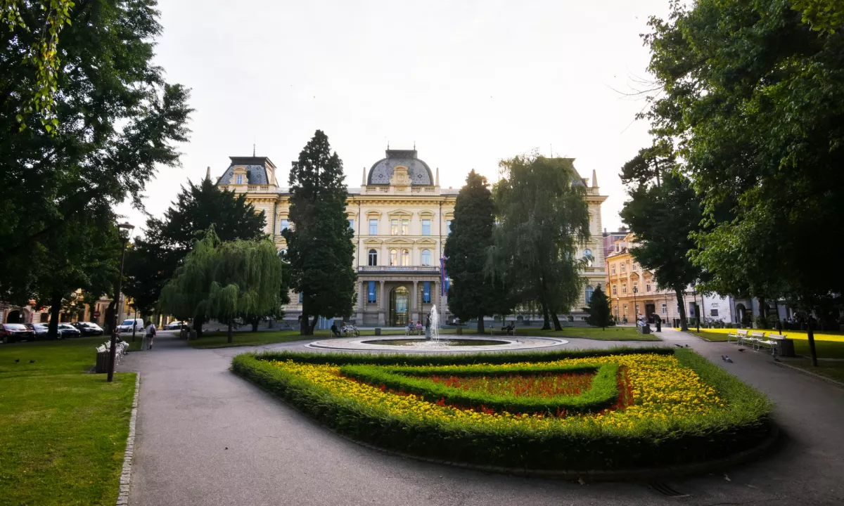 Za vodenje druge največje slovenske univerze se potegujeta redna profesorja fizike Dean Korošak in Mitja Slavinec.