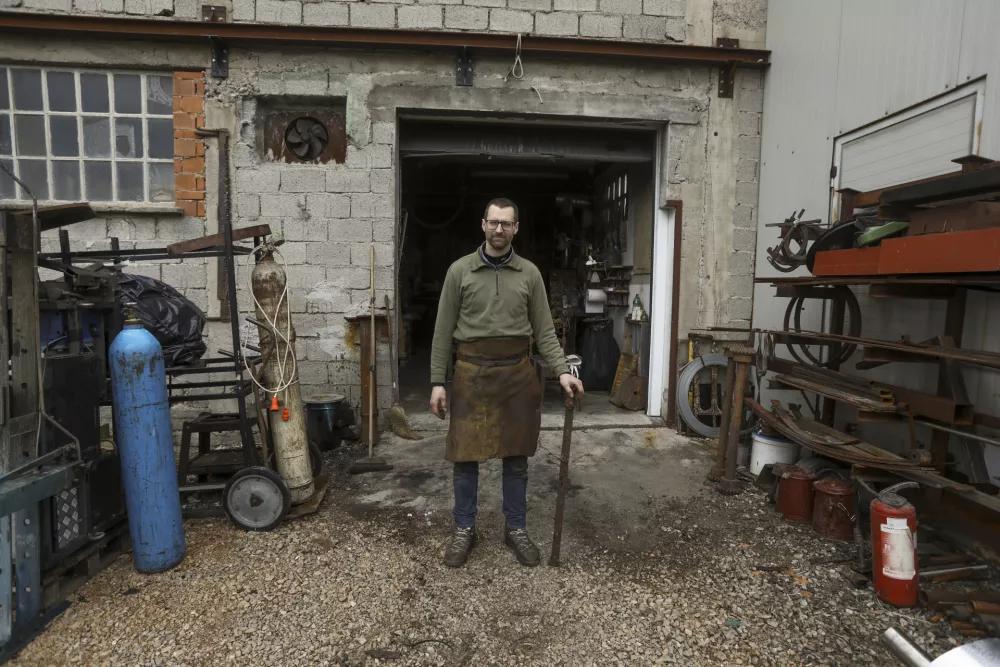 Timotej Kru&scaron;ka08.03.2024 - reportaža nožarji - nož - noži - izdelovanje noževFOTO: Luka Cjuha