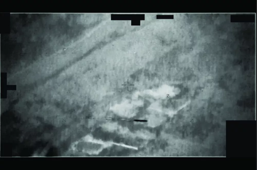 Izsek iz videoposnetka ameri&scaron;ke vojske, ki prikazuje domnevni neidentificiran zračni pojav (UAP). Na&scaron;li ga boste v spodnjem delu fotografije. / Foto: Ameri&scaron;ko Obrambno Ministrstvo