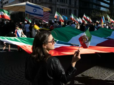 Med drugim naj bi zelo pozorno spremljali dogajanje na evropskih ulicah. Fotografija je z demonstracij v Berlinu aprila letos. / Foto: Profimedia