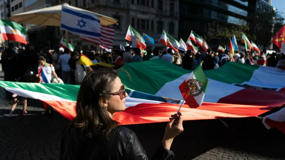 Med drugim naj bi zelo pozorno spremljali dogajanje na evropskih ulicah. Fotografija je z demonstracij v Berlinu aprila letos. / Foto: Profimedia