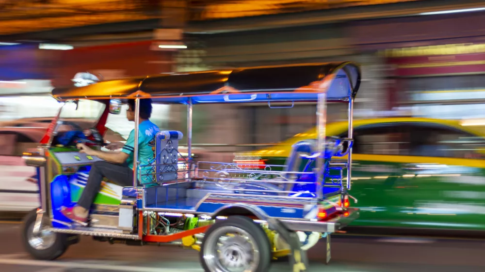 Priljubljeni tuktuk na tajski ulici. / Foto: Istock