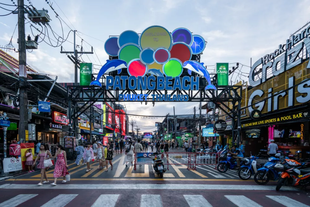 Patong je priljubljena destinacija na Phuketu. Turizem privablja tak&scaron;ne in drugačne ljudi. / Foto: Istock