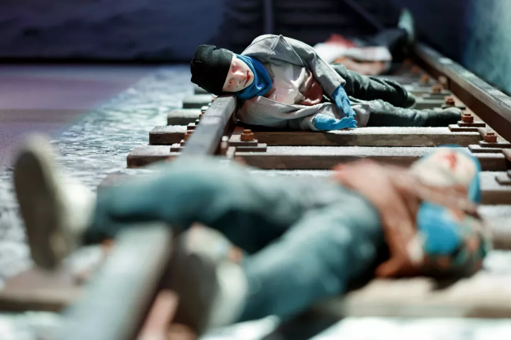 Prizor z razstave o resničnih umorih, ki je na ogled v Nemčiji. Med drugim je del posvečen tudi njegovim žrtvam, ki so jih postavili na železni&scaron;ko progo. / Foto: Profimedia