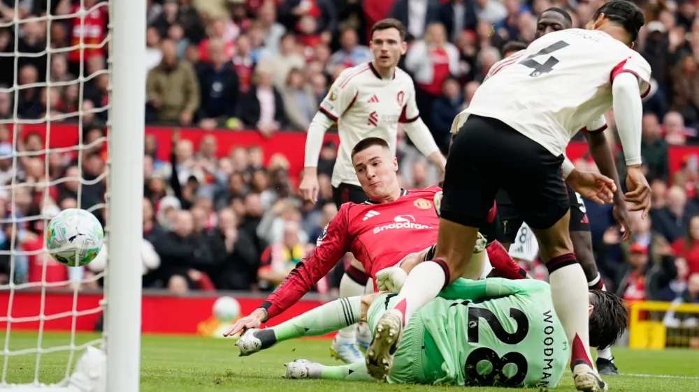Manchester United's Benjamin Sesko, centre, scores his side's second goal during the English Premier League soccer match between Manchester United and Liverpool in Manchester, England, Sunday, May 3, 2026. (AP Photo/Dave Thompson)