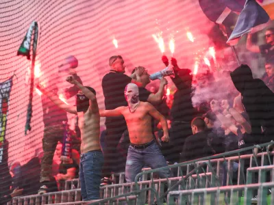 Navija&scaron;ki izgredi na tekmah Olimpije in Maribora niso nič novega. Prizor s tribun na&nbsp;tekmi marca letos v Ljubljani. / Foto: Bojan Velikonja