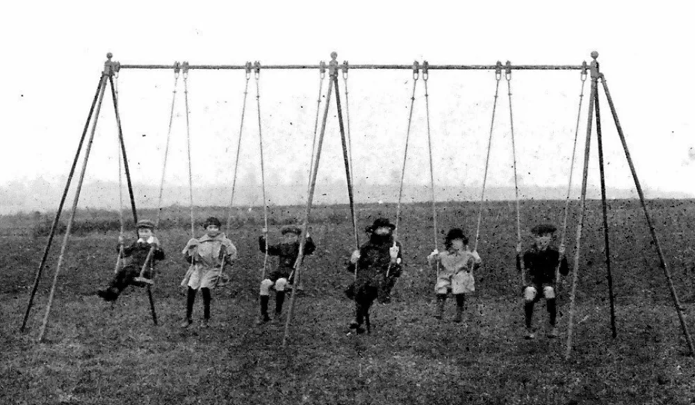 V Wicksteed Parku naj bi bila postavljena tudi prva namenska otro&scaron;ka gugalnica. Foto: Profimedia