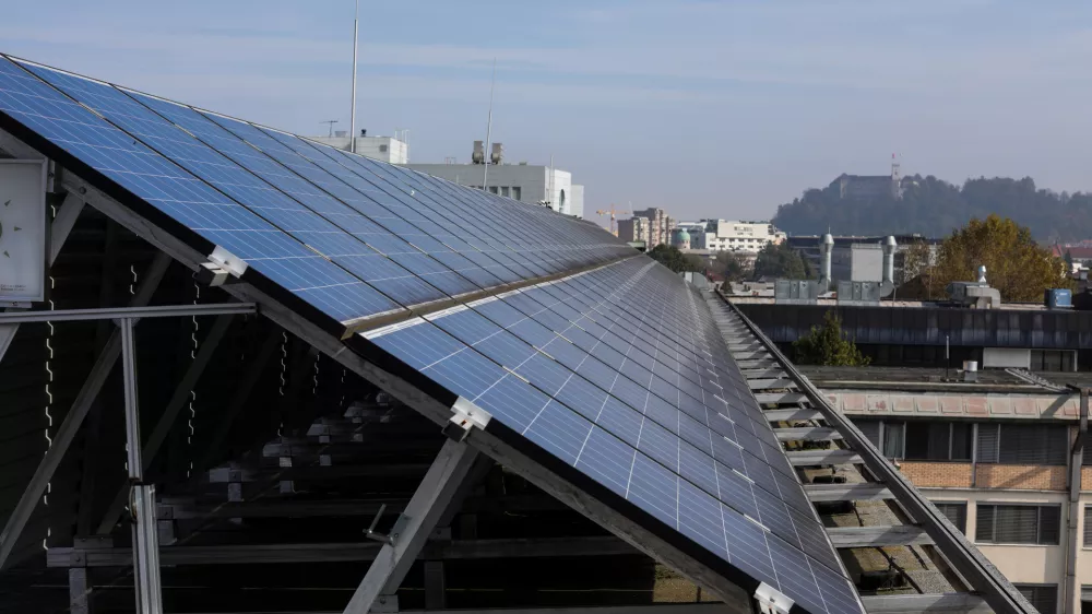 - solarni moduli - obnovljivi viri energije, energija sonca- 09.10.2020 &ndash; Fakulteta za elektrotehniko Univerze v Ljubljani - sončne celice za samooskrbo z električno energijo - sončna elektrarna - samooskrba - samostojni solarni sistem proizvaja elektriko //FOTO: Bojan Velikonja