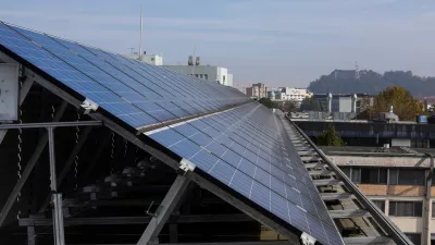 - solarni moduli - obnovljivi viri energije, energija sonca- 09.10.2020 – Fakulteta za elektrotehniko Univerze v Ljubljani - sončne celice za samooskrbo z električno energijo - sončna elektrarna - samooskrba - samostojni solarni sistem proizvaja elektriko //FOTO: Bojan Velikonja