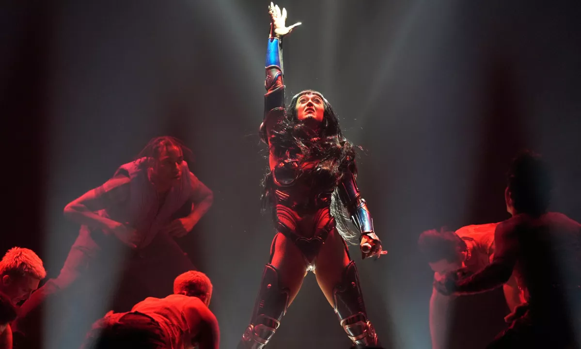 Katy Perry, Alanis Morissette in Michael Buble so le tri imena izmed množice zvezdnikov.
