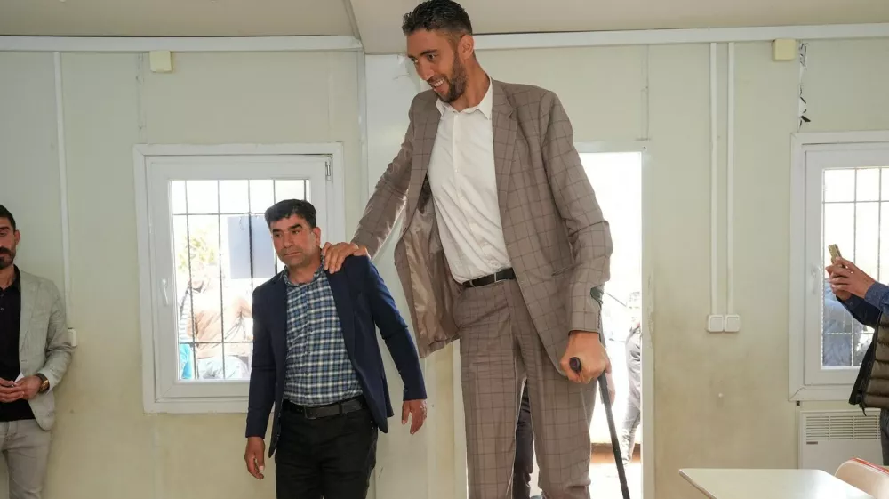 MARDIN, TURKIYE - MARCH 31: Sultan Kosen, who has the title of 'the tallest man in the world' with his height of 2 meters 51 centimeters, arrives to cast his vote for municipal elections in Derik district of Mardin, Turkiye on March 31, 2024. Bestami Bodruk / Anadolu/ABACAPRESS.COM,Image: 861369008, License: Rights-managed, Restrictions:, Model Release: no