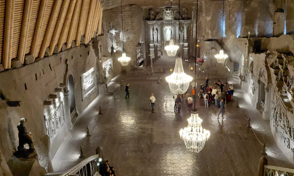 Wieliczka danes predvsem očara. Največji vtis naredi kapela svete Kinge, ogromna podzemna cerkev, vklesana globoko v nekdanjo rudarsko komoro.