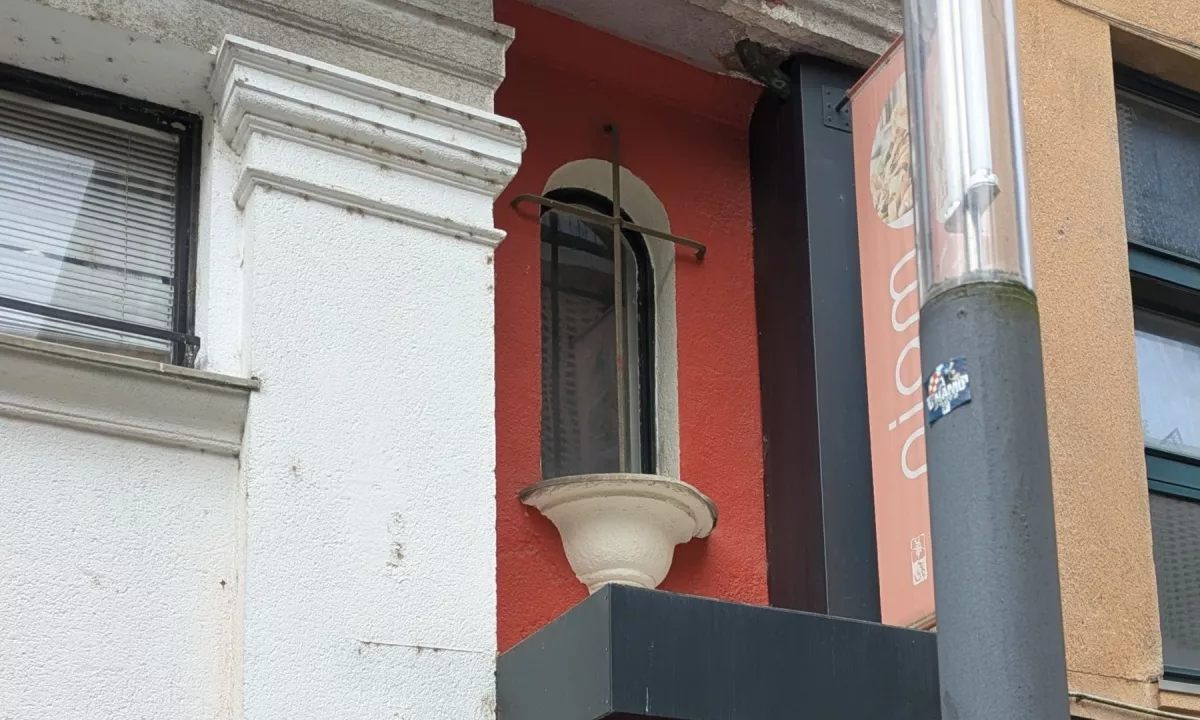 Arhitekturni biser, ki bolj spominja na romantična italijanska mesta kot pa na našo prestolnico. Ali uganete, kje stoji?