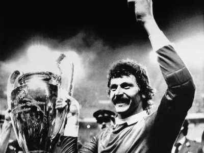 FILE - Steaua Bucharest goalkeeper Helmuth Duckadam raises the European Champions Cup after the Romainian team defeated Barcelona in penalties in Seville, Spain, May 7, 1986. When it comes to European soccer, nothing quite compares to Romanian club Steaua Bucharest going on a 119-match unbeaten run domestically from 1986-89. During that run, Steaua also won the European Cup in 1986 against FC Barcelona. (AP Photo/Fernando Ricardo, File) / Foto: Fernando Ricardo