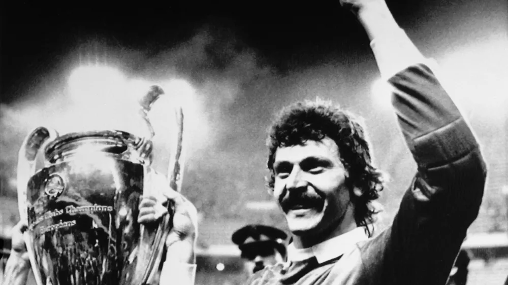 FILE - Steaua Bucharest goalkeeper Helmuth Duckadam raises the European Champions Cup after the Romainian team defeated Barcelona in penalties in Seville, Spain, May 7, 1986. When it comes to European soccer, nothing quite compares to Romanian club Steaua Bucharest going on a 119-match unbeaten run domestically from 1986-89. During that run, Steaua also won the European Cup in 1986 against FC Barcelona. (AP Photo/Fernando Ricardo, File) / Foto: Fernando Ricardo