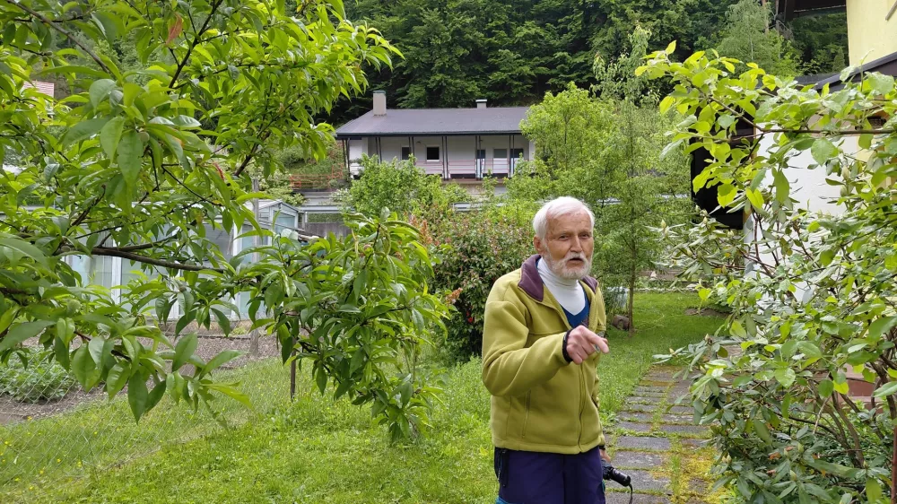 Pri 94 letih &scaron;e vedno osvaja vrhove in kosi travo s koso