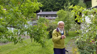 Pri 94 letih &scaron;e vedno osvaja vrhove in kosi travo s koso