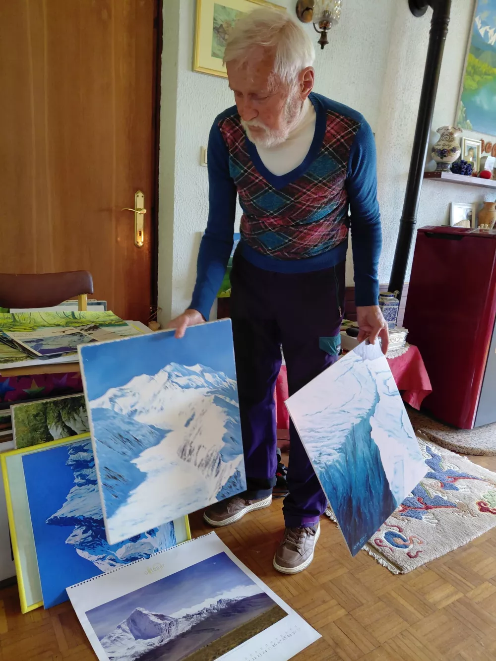 Pri 94 letih &scaron;e vedno osvaja vrhove in kosi travo s koso