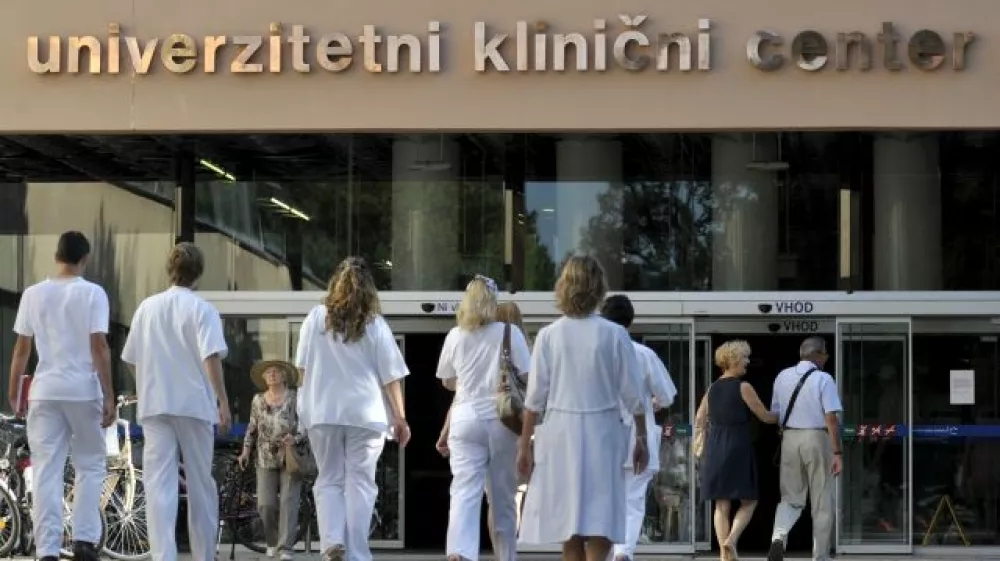 Kar &scaron;est operacij: Je bila pacientka del raziskave travmatologa in njegove žene?