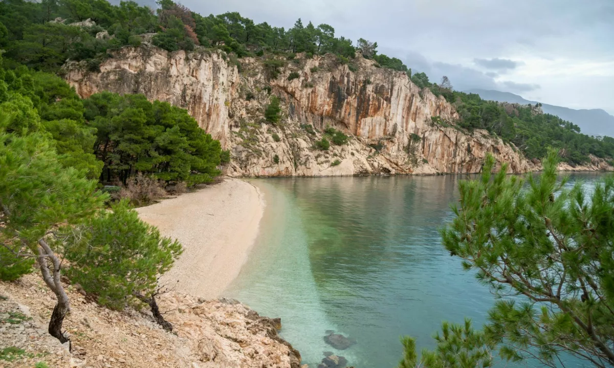 Nudisti na hrvaški plaži Nugal so ob živce spravili domačina, ki se jih je skušal znebiti tudi na silo.