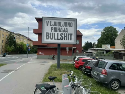 Po mestu so zadnje dni viseli skrivnostni plakati z napisom &raquo;V Ljubljano prihaja Bullshit. Foto: Reddit