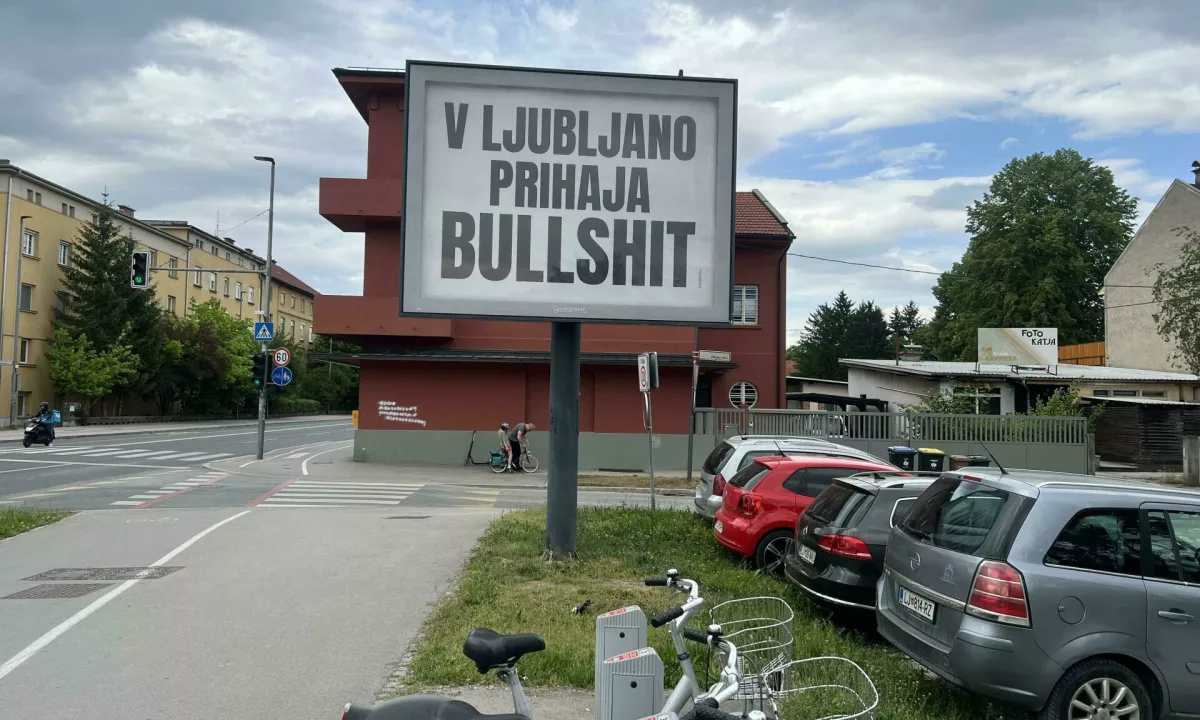 Skrivnostni plakati »V Ljubljano prihaja Bullshit« so sprožili val ugibanj, ki so se razširila tudi v Zagreb in Beograd. Za kaj gre?