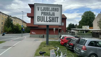 Po mestu so zadnje dni viseli skrivnostni plakati z napisom &raquo;V Ljubljano prihaja Bullshit. Foto: Reddit