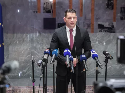 Novi predsednik DZ Zoran Stevanović, Resnica- 10.04.2026 - ustanovna seja novega sklica DZ, ki jo je sklicala predsednica republike Nata&scaron;a Pirc Musar; seja se je začela z imenovanjem predsednika in podpredsednika mandatno-volilne komisije, sledila je prekinitev, pol ure po prekinitvi pa se je začela seja mandatno-volilne komisije DZ za pripravo druge točke dnevnega reda; v nadaljevanju seje DZ so potrjevali mandate poslancem in volili predsednika DZ//FOTO: Jaka Gasar