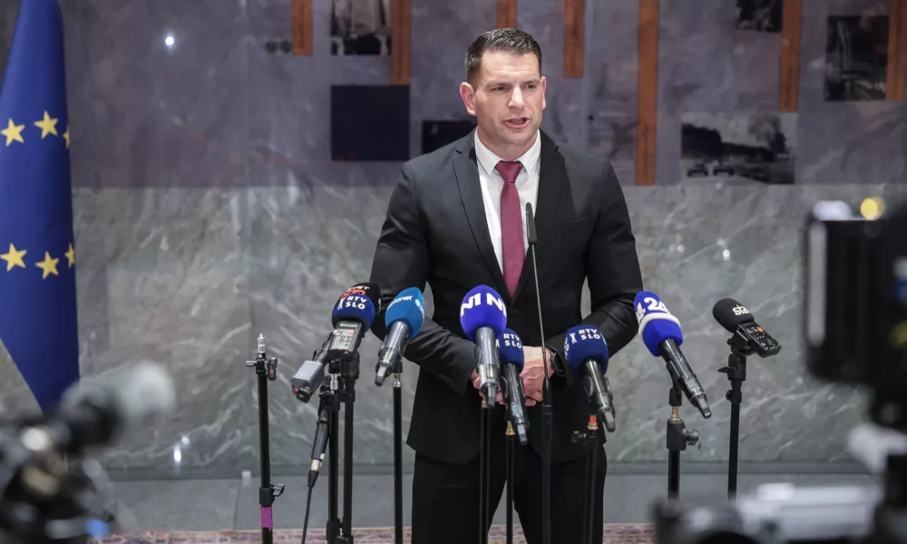 Novi predsednik DZ Zoran Stevanović, Resnica- 10.04.2026 - ustanovna seja novega sklica DZ, ki jo je sklicala predsednica republike Nata&scaron;a Pirc Musar; seja se je začela z imenovanjem predsednika in podpredsednika mandatno-volilne komisije, sledila je prekinitev, pol ure po prekinitvi pa se je začela seja mandatno-volilne komisije DZ za pripravo druge točke dnevnega reda; v nadaljevanju seje DZ so potrjevali mandate poslancem in volili predsednika DZ//FOTO: Jaka Gasar