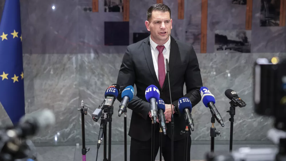 Novi predsednik DZ Zoran Stevanović, Resnica- 10.04.2026 - ustanovna seja novega sklica DZ, ki jo je sklicala predsednica republike Nata&scaron;a Pirc Musar; seja se je začela z imenovanjem predsednika in podpredsednika mandatno-volilne komisije, sledila je prekinitev, pol ure po prekinitvi pa se je začela seja mandatno-volilne komisije DZ za pripravo druge točke dnevnega reda; v nadaljevanju seje DZ so potrjevali mandate poslancem in volili predsednika DZ//FOTO: Jaka Gasar