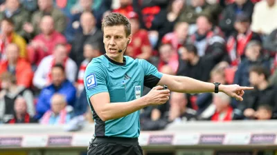 Daniel Siebert (referee) GER, Freiburg - FC FC Bayern Munich, Soccer, Bundesliga [Bundesliga], Matchday 28, Season 2025/2026, 04.04.2026 DFL DFB REGULATIONS PROHIBIT ANY USE OF PHOTOGRAPHS AS IMAGE SEQUENCES AND/OR QUASI-VIDEO Photo: Eibner-Pressefoto/T