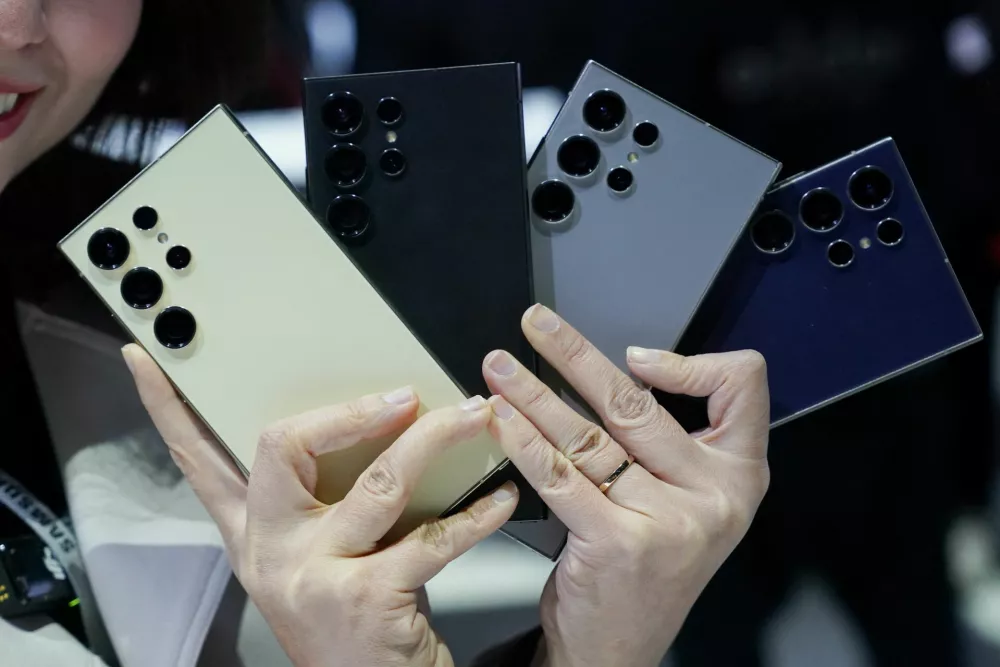 An influencer poses with Samsung's new Galaxy S24 Ultra model phones offering AI functions at the Galaxy Unpacked event in San Jose, California, U.S. January 17, 2024. REUTERS/Loren Elliott