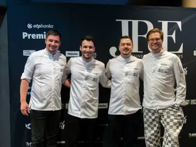 Tomaž Bratovž* s pozdravčki in penino Black&White Radgonskih goric, nato pa so gostje za mizo spoznavali različne izraze sodobne slovenske kulinarike. *Filip Matjaž* je pripravil hobotničino lazanjo, *Andrej Smogavc* pujsa s krompirjevim njokom in črnim česnom, *David Žefran*
