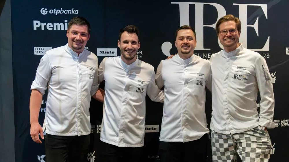 Tomaž Bratovž* s pozdravčki in penino Black&White Radgonskih goric, nato pa so gostje za mizo spoznavali različne izraze sodobne slovenske kulinarike. *Filip Matjaž* je pripravil hobotničino lazanjo, *Andrej Smogavc* pujsa s krompirjevim njokom in črnim česnom, *David Žefran*