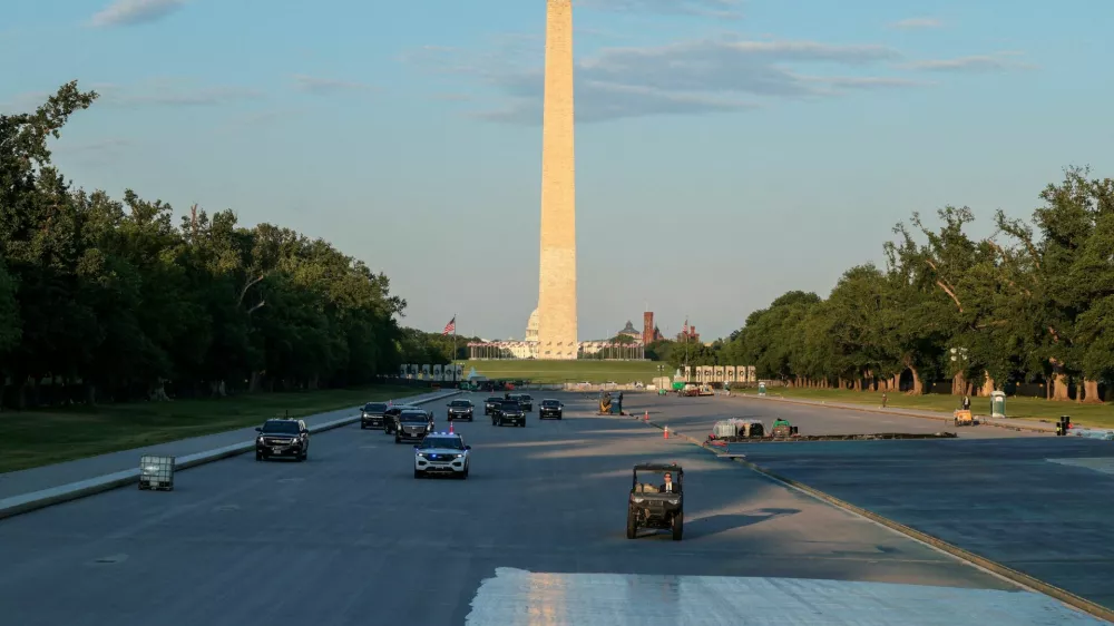 FILE PHOTO: U.S. President Donald Trump's motorcade drives on the Lincoln Memorial Reflecting Pool as it undergoes renovations, with the Washington Monument and U.S. Capitol building in the background, in Washington, D.C., U.S., May 7, 2026. REUTERS/Kylie Cooper/File Photo