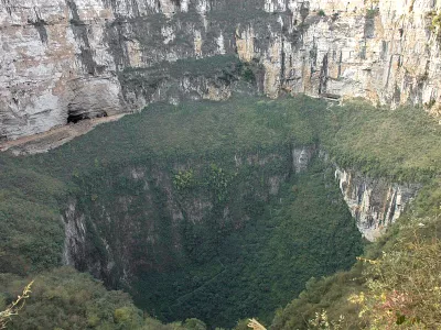 Xiaozhai Tiankeng je od najnižje točke roba navpične stene globoka 511 m, zgornji del pa ima premer 600 m. / Foto: Brookqi/wikipedia
