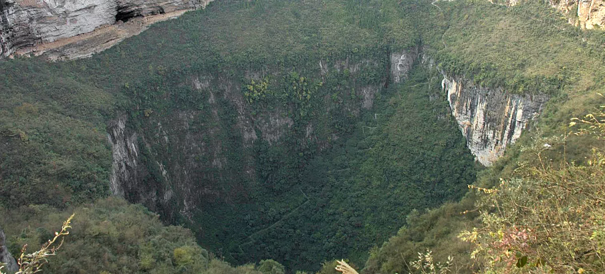 Xiaozhai Tiankeng je od najnižje točke roba navpične stene globoka 511 m, zgornji del pa ima premer 600 m. / Foto: Brookqi/wikipedia