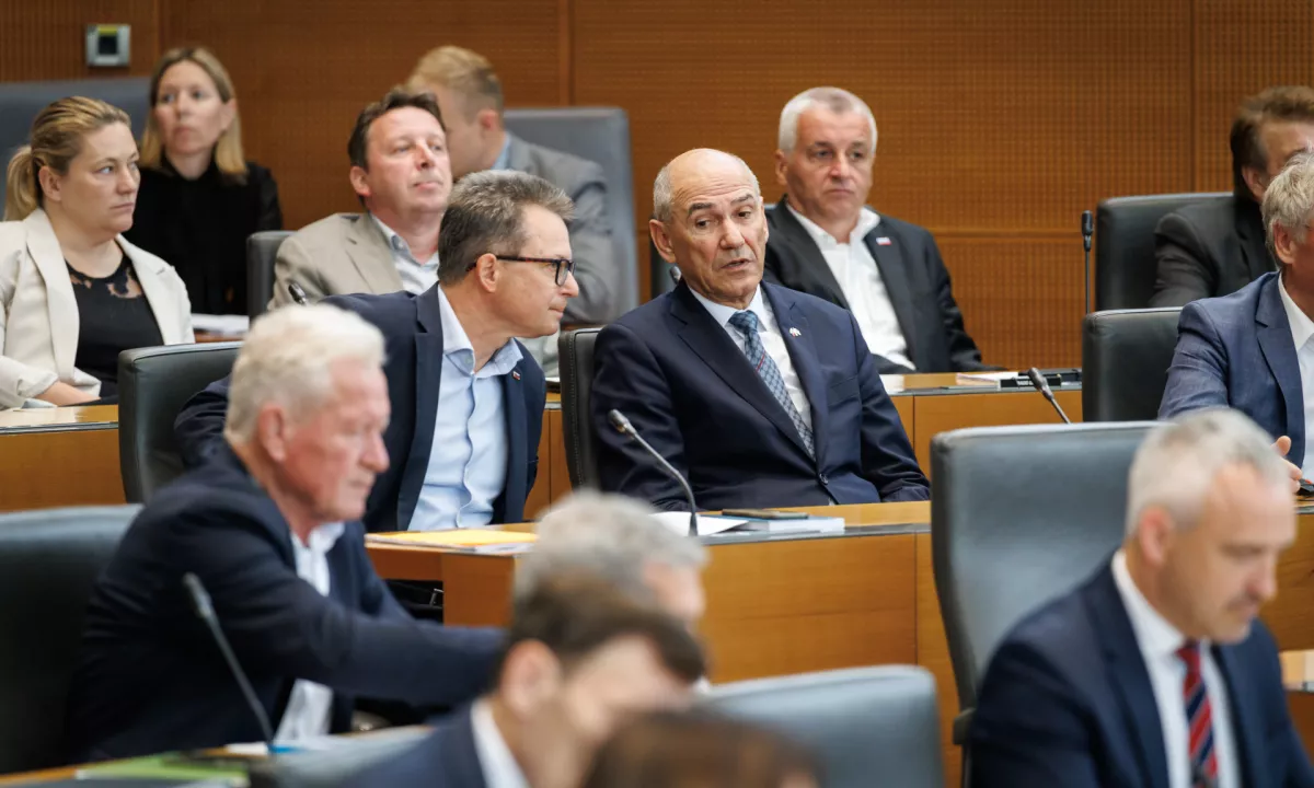 Ustava določa, da referenduma ni dopustno razpisati o zakonih o davkih, carinah in drugih obveznih dajatvah.