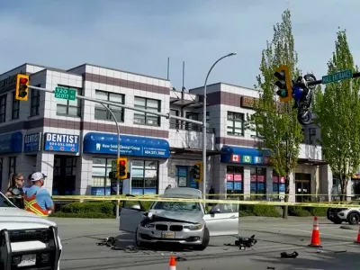 Po trčenju z avtom je motor odbilo več metrov v zrak, potem pa je obvisel na drogu semaforja. 