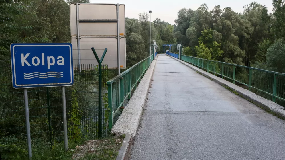 - 18.06.2018 - mejni prehod Žuniči v občini Črnomelj - (slovensko - hrva&scaron;ka ilegalna meja), reka Kolpa - panelna ograja- Migranti 2018 &ndash; nova migrantska balkanska pot iz Makedonije preko Kosova, Črne gore, Bosne in Hercegovine proti zahodni Evropi - džamijska begunska pot - begunci -  //FOTO: Luka Cjuha.