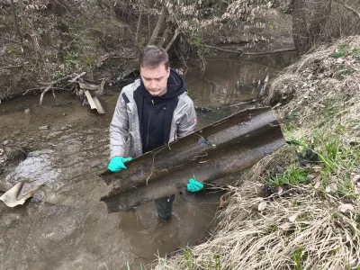 Kobilje.Prebivalci in zaposleni v Krajinskem parku Goricko so na dveh cistilnih akcijah Kobiljskega potoka v Motvarjevcih in Kobilju iz vodotoka odstranili vecjo kolicino odpadkov, med njimi tudi nevarne azbestne plosce.Foto: Sara Lorencic