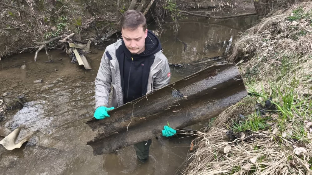 Kobilje.Prebivalci in zaposleni v Krajinskem parku Goricko so na dveh cistilnih akcijah Kobiljskega potoka v Motvarjevcih in Kobilju iz vodotoka odstranili vecjo kolicino odpadkov, med njimi tudi nevarne azbestne plosce.Foto: Sara Lorencic