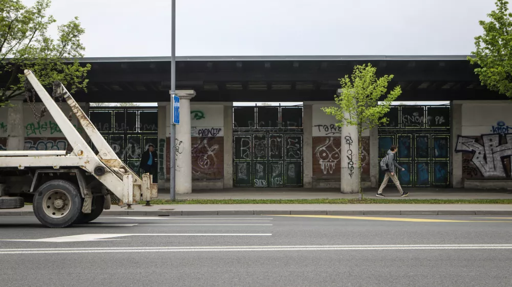 Prebarvani bežigrajski stadion: In&scaron;pektorat Pečečniku izdal več odločb