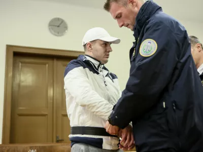 Sojenje za poskus uboja &scaron;est let "čakalo v predalu"