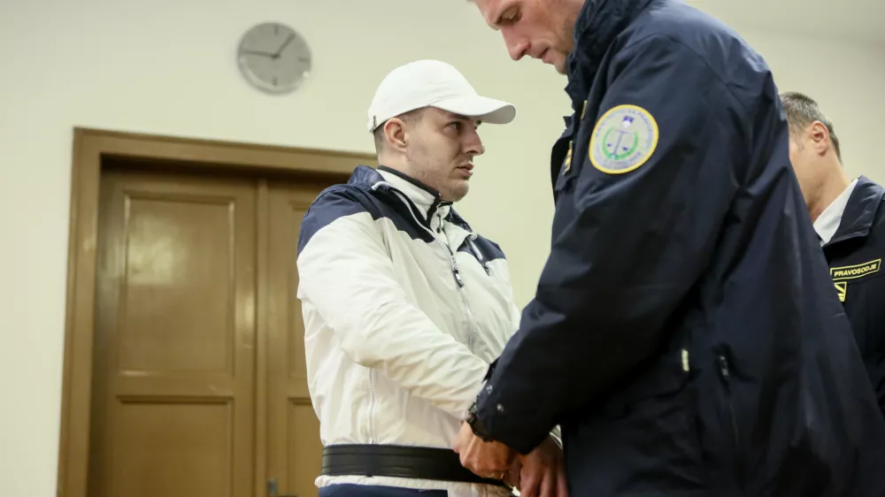 Sojenje za poskus uboja &scaron;est let "čakalo v predalu"