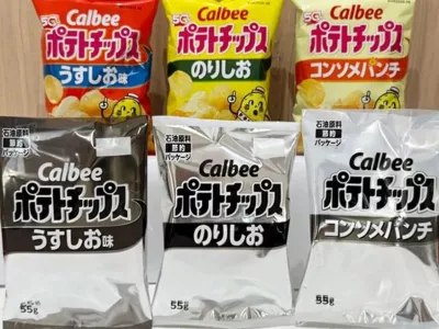 Embalaža čipsa japonskega podjetja Calbee je zaradi vojne v Iranu postala črno-bela.