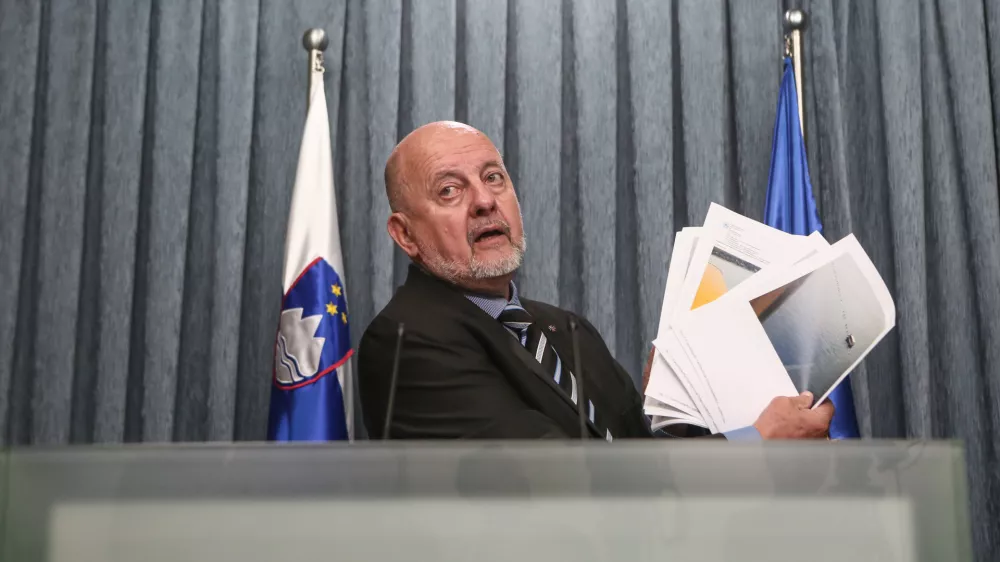 predsednik SNS Zmago Jelinčič Plemeniti - 04.07.2018 - novinarska konferenca predsednika SNS Zmaga Jelinčiča na temo slovensko-hrva&scaron;ke meje in njegove izključitve iz Sveta Evrope; //FOTO: Luka Cjuha.
