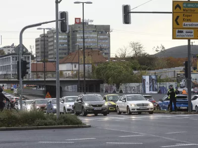 - 10.11.2023 - križi&scaron;če Bavarski dvor - Tivolska cesta - policija - promet //FOTO: Luka Cjuha